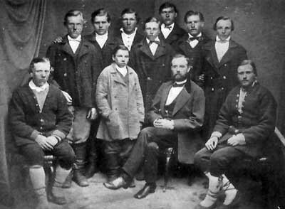 Lärarseminariets första kull. Stående i bakre raden fr v Johan Palmkron, Vippal, Mats Schönberg, Spithamn, Johan Lindström, Borrby, Ormsö, Kristjan Engbusk, Sutlep, Tomas Ruderström, Vippal, Johan Lehtmets, Vippal, Johan Dans, Klottorp. Stående i mitten: Johan Nyman, Klottorp. Sittande fr v: Johan Hammerman, Ormsö, T E Thorén, Johan Lindström, Kärrslätt, Ormsö